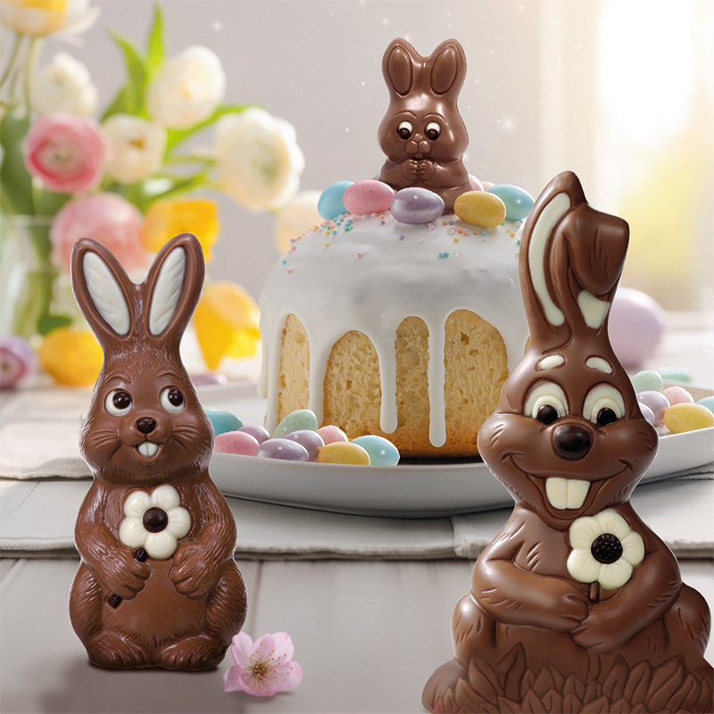 Osterhase mit Blume neben Rübli-Torte