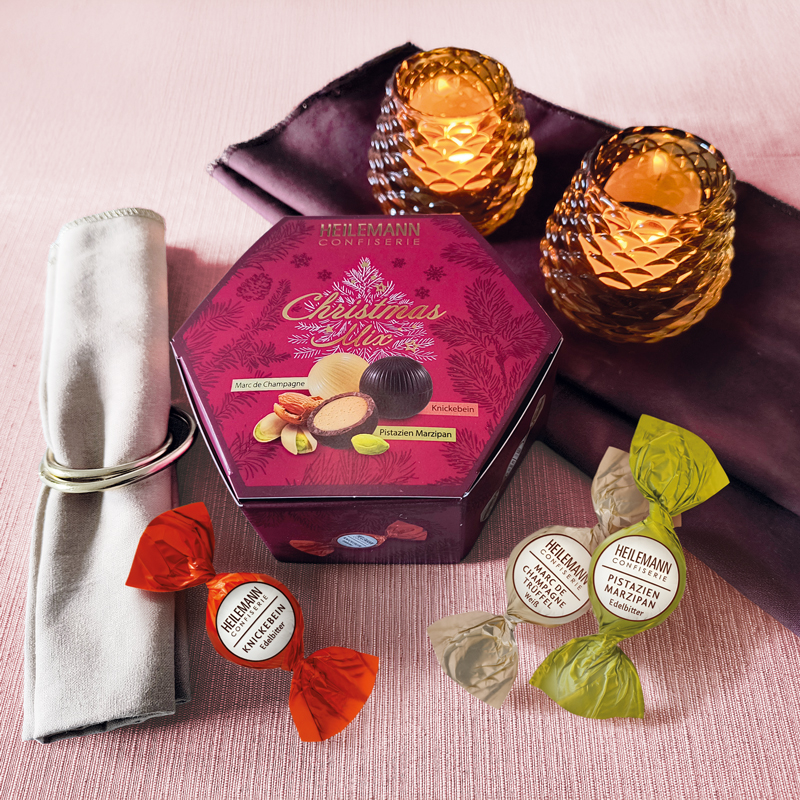 Heilemann Christmas Mix mit Pralinen-Kugeln auf Weihnachtstafel