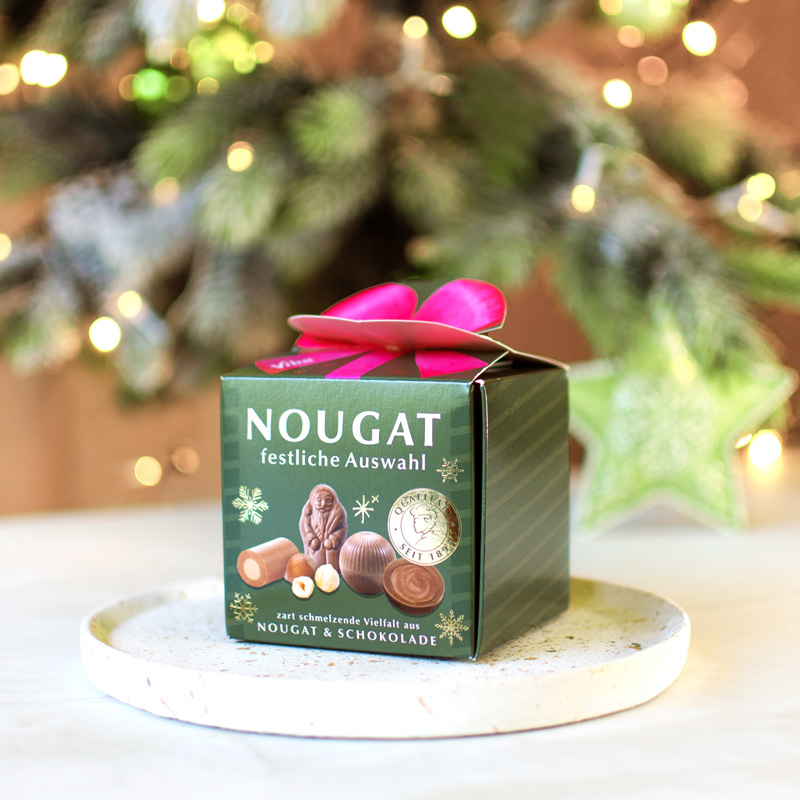 Viba Weihnachtsgeschenk "Festliche Auswahl" vorm Weihnachtsbaum