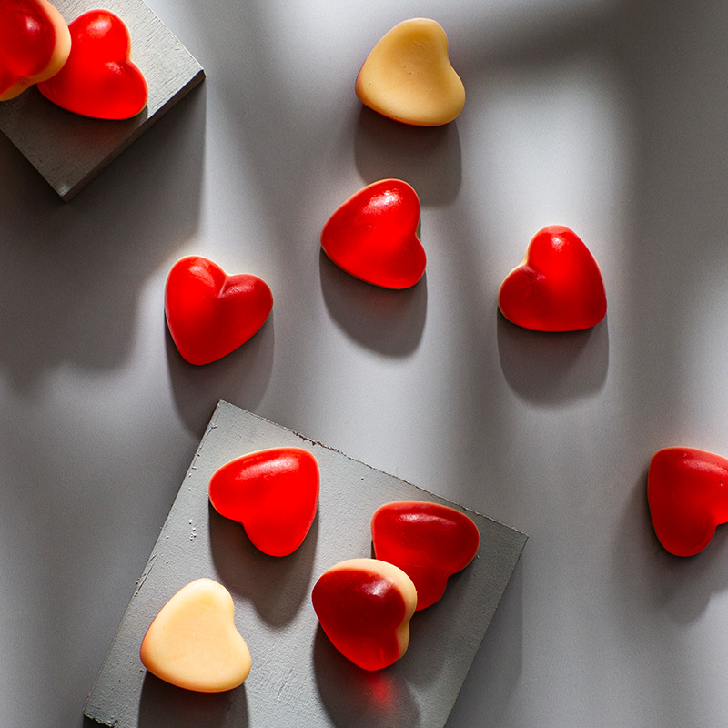 Hussel Himbeerherzen auf Vanilleschaum