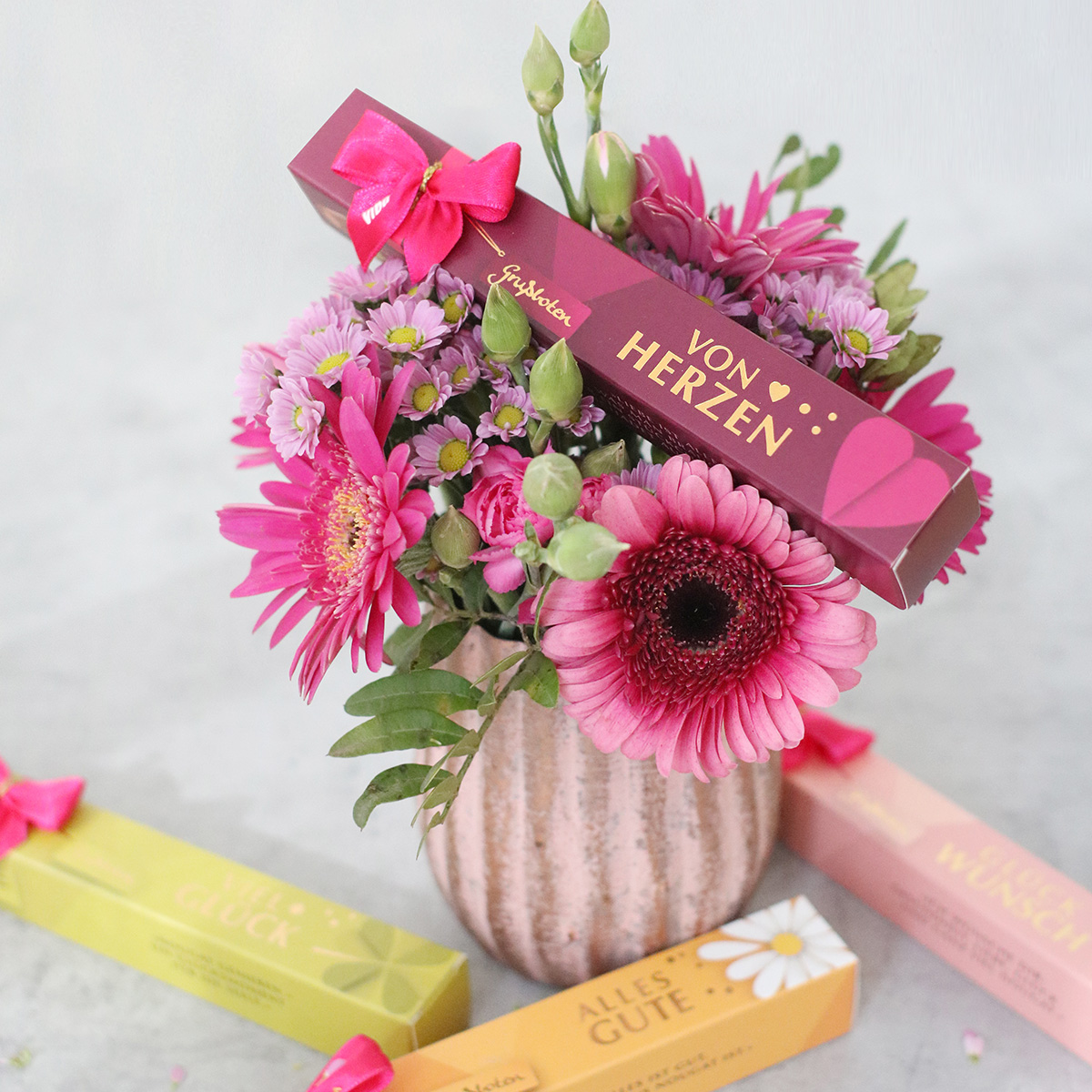 Blumenstrauß mit Grußstange als Deko - Schokolade und Blumen